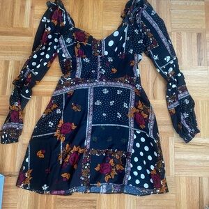 Patterned long-sleeve mini dress